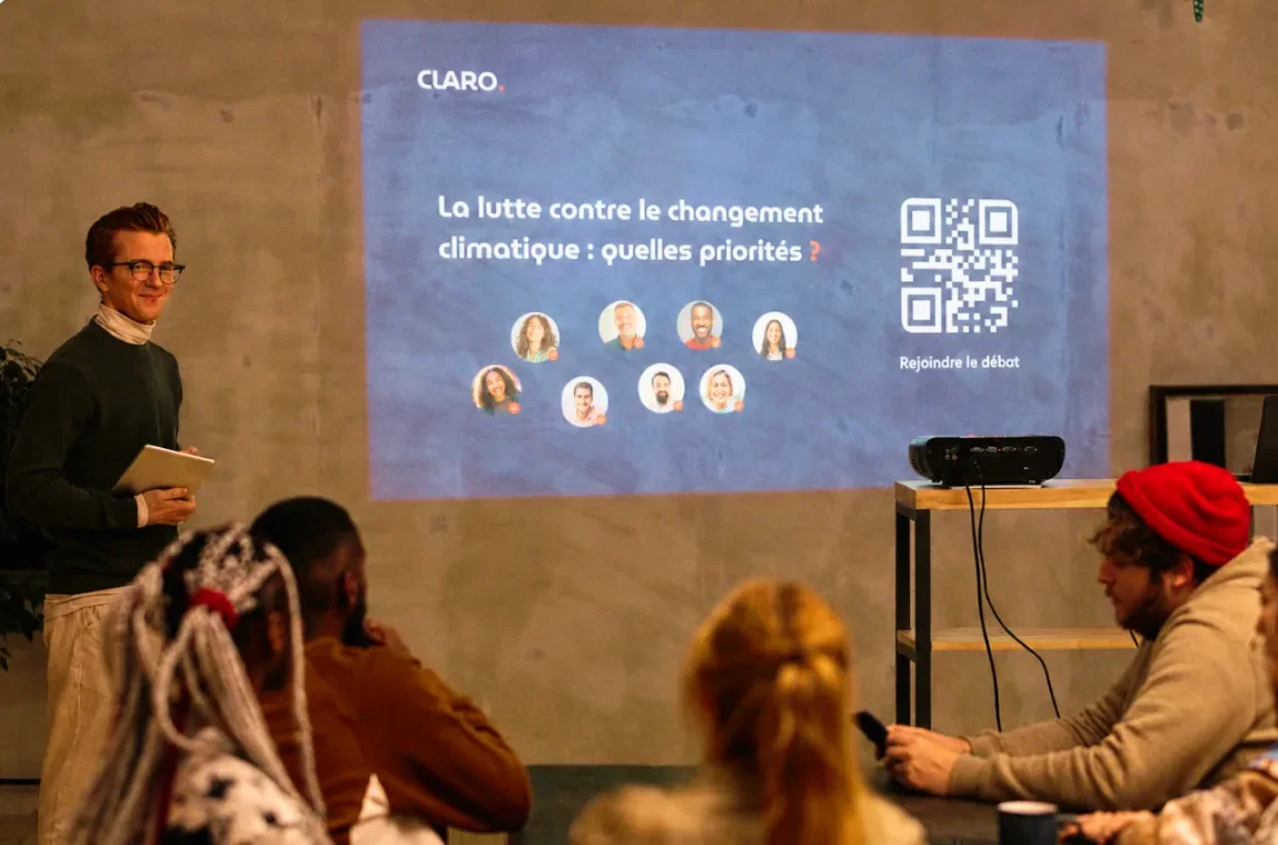 CLARO projeté lors d'un débat public